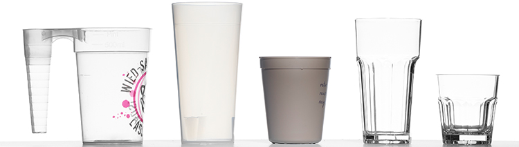 Five different drinking vessels: a stadium cup with handle and print, two plastic cups in different sizes and colors, and two clear glasses – perfect for use at events, in hospitality, or for stylish beverage presentation.