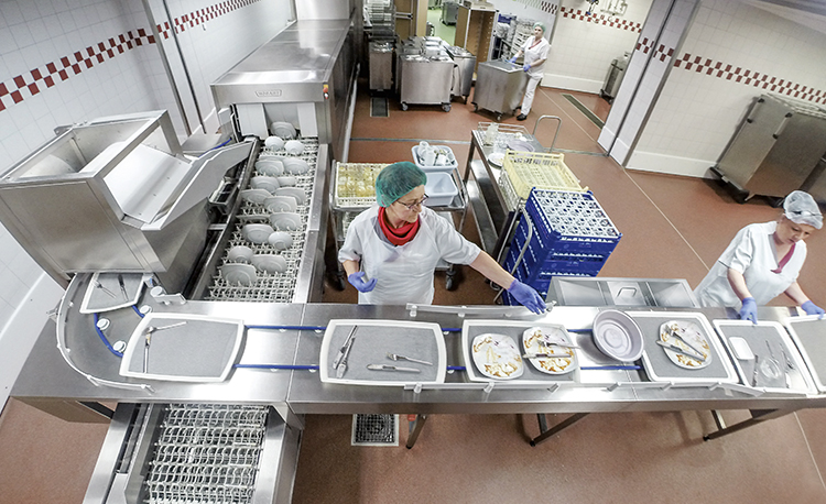 HOBART FLOW Line autoLINE automatic washing system for commercial kitchens, featuring conveyor technology for efficient cleaning of trays, cutlery and dishes, high capacity and optimized hygienic workflow.