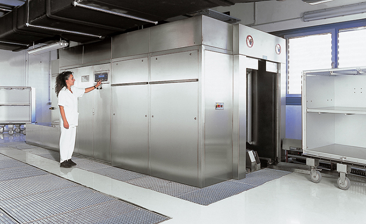 HOBART stainless steel industrial washing system with large washing chamber and electronic control panel, designed for cleaning and disinfecting carts, containers, and pallets in hygiene-sensitive environments such as hospitals or food production.